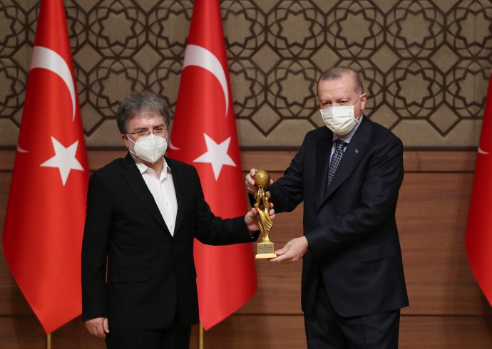 Beştepe'de 'Medya Oscarları' töreni: Ahmet Hakan ödülünü Erdoğan'dan aldı