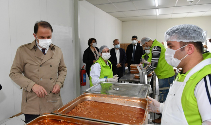 Beylikdüzü'nde Ramazan boyunca günlük 3 bin 100 kişiye sıcak yemek yardımı Beylikdüzü'nde Ramazan boyunca günlük 3 bin 100 kişiye sıcak yemek yardımı