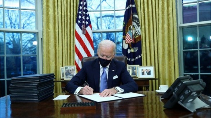 Biden, mesaideki ilk gününde Trump'ın politikalarını geri çeviren 15 kararname imzaladı