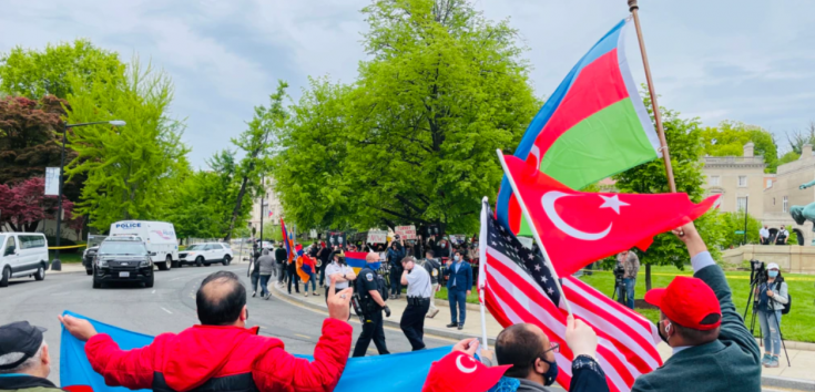 Biden'ın 'soykırım' tanımlamasının ardından Washington'da Türkler ve Ermeniler gösteri yaptı