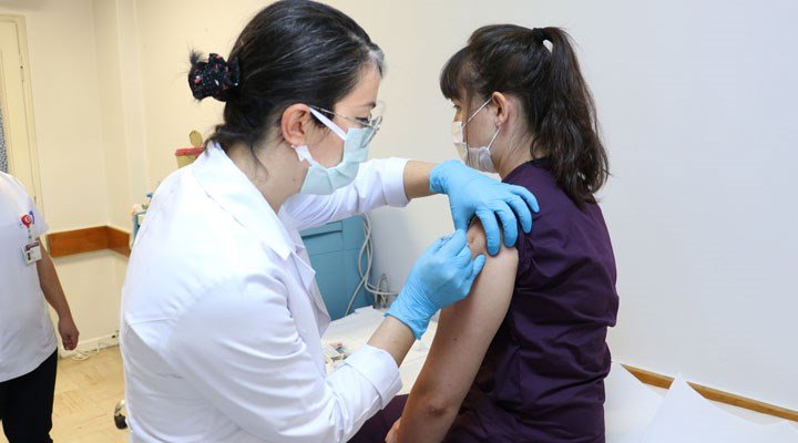 Bilim Kurulu üyesi Tezer: Günde 400-500 bin kişi aşılanacak Bilim Kurulu üyesi Tezer: Günde 400-500 bin kişi aşılanacak