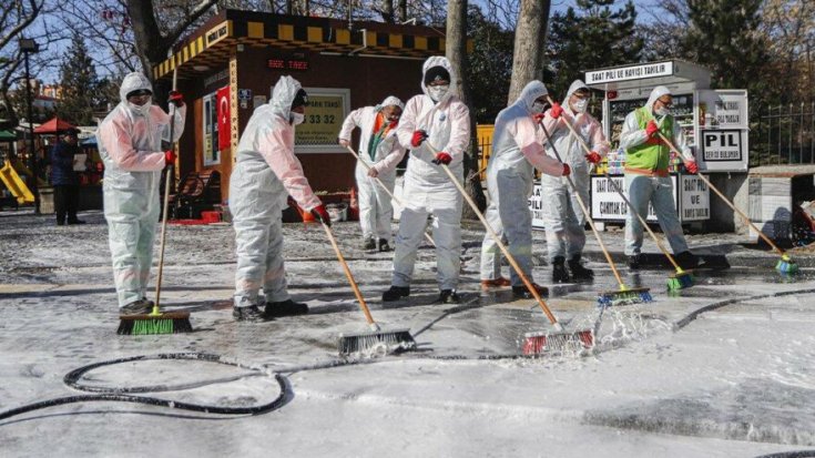 Bilim Kurulu üyesinden belediyelere uyarı: Yolların sabunlu su ile yıkanmasının pandemi ile mücadelede etkisi yok