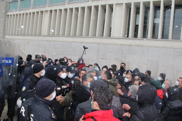 Birleşik Kamu İş'in 'sefalet zamları' protestosuna polis müdahalesi