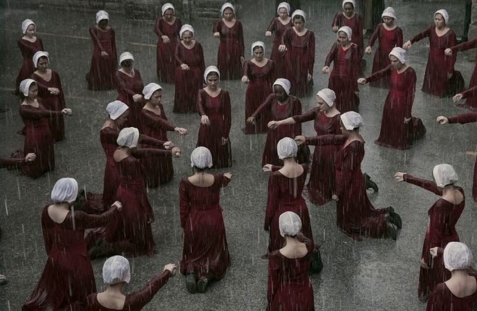 BluTV’den Türkiyeli kadınların sloganlarıyla ‘The Handmaid’s Tale’ tanıtımı