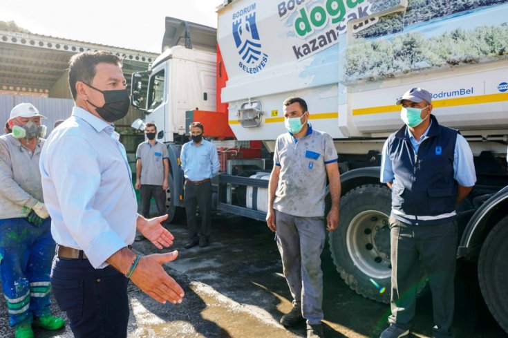 Bodrum Belediye Başkanı Ahmet Aras, Ramazan Bayramında görev başındaki personel ve esnafı bayramını kutladı