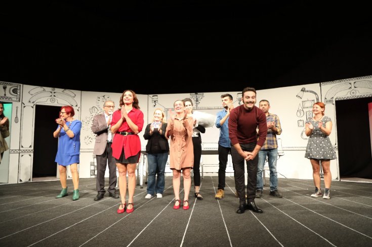 Bodrum Belediyesi Şehir Tiyatrosu 'Kocasını pişiren kadın' oyunu ile perdeyi açtı
