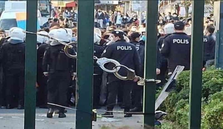 Boğaziçi Üniversitesi kapısına takılan kelepçeyle ilgili inceleme başlatıldı