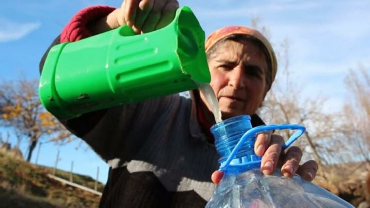 Borç nedeniyle elektrikleri kesilen köylüler çamurlu suyla banyo yapıyor