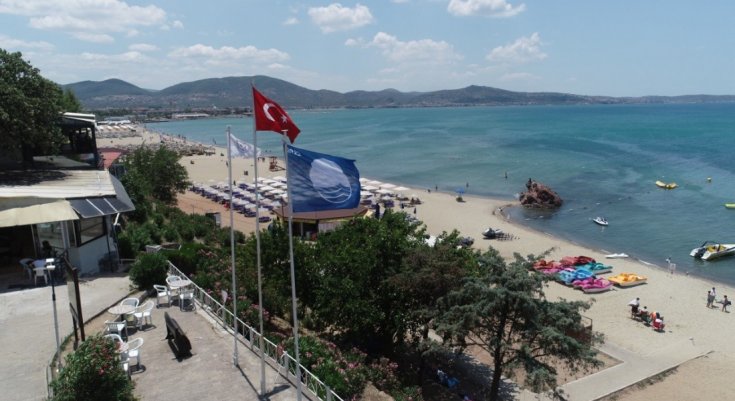 Burhaniye plajlarında mavi bayraklar dalgalanmaya başladı Burhaniye plajlarında mavi bayraklar dalgalanmaya başladı
