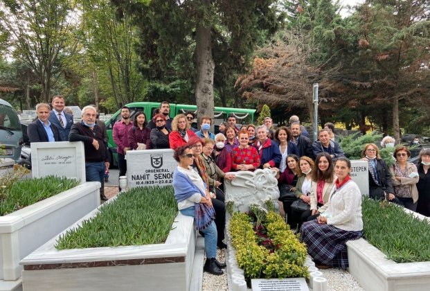 Çağdaş Yaşamı Destekleme Derneği'nin yeni yönetimi Prof. Dr. Türkan Saylan'ın mezarını ziyaret etti