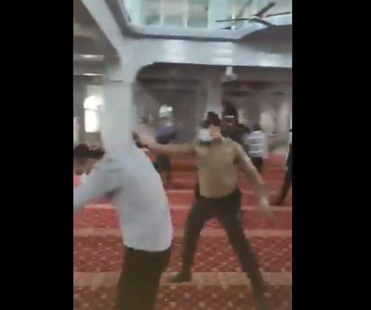 Camide itikaf yapmak isteyen Furkan Vakfı üyelerine biber gazlı müdahale Camide itikaf yapmak isteyen Furkan Vakfı üyelerine biber gazlı müdahale