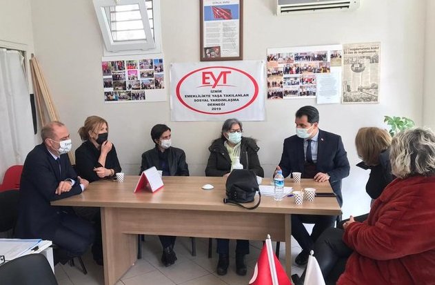 CHP Konak İlçe Başkanı Çağrı Gruşçu, İzmir Emeklilikte Yaşa Takılanlar Sosyal Yardımlaşma Derneği (EYTSYDD)'ni ziyaret etti