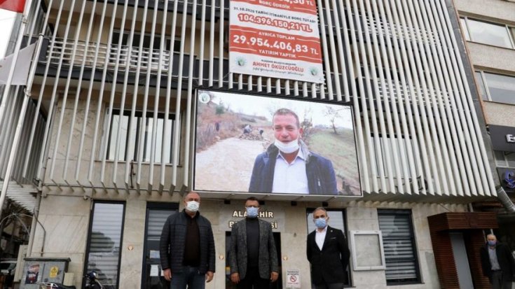 CHP’li belediye, MHP'li belediyenin bıraktığı borcu 3 metrelik pankartla duyurdu