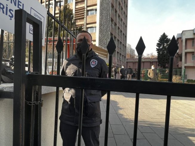 CHP'li vekilden, MEB’in kapısına zincirli kilit vurulmasına tepki: Bu kilitleri kırıp atacağımız günler yakındır