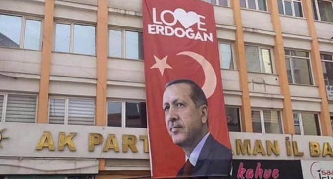 CHP’nin şikayeti üzerine ‘Love Erdoğan’ afişi indirildi CHP’nin şikayeti üzerine ‘Love Erdoğan’ afişi indirildi