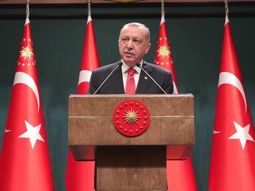 Cumhurbaşkanlığı Kabinesi Erdoğan başkanlığında toplandı açıklamada; Cumhur İttifakı'ndaki ortağımızla anlaşmaya varmamız halinde yeni anayasa için harekete geçebiliriz, 15 Şubat'ta köy okulları açılıyor