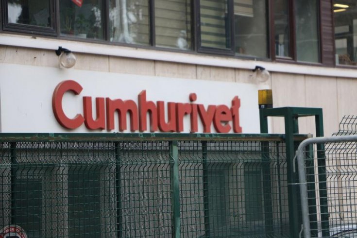 Cumhuriyet gazetesinde 8 sendikalı gazetecinin işine son verildi Cumhuriyet gazetesinde 8 sendikalı gazetecinin işine son verildi