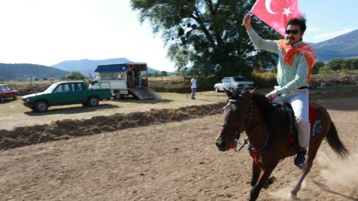 Denizli’de yol tartışması: AKP’li Özkan ata binsin diye özel yol mu yapıldı? Denizli’de yol tartışması: AKP’li Özkan ata binsin diye özel yol mu yapıldı?
