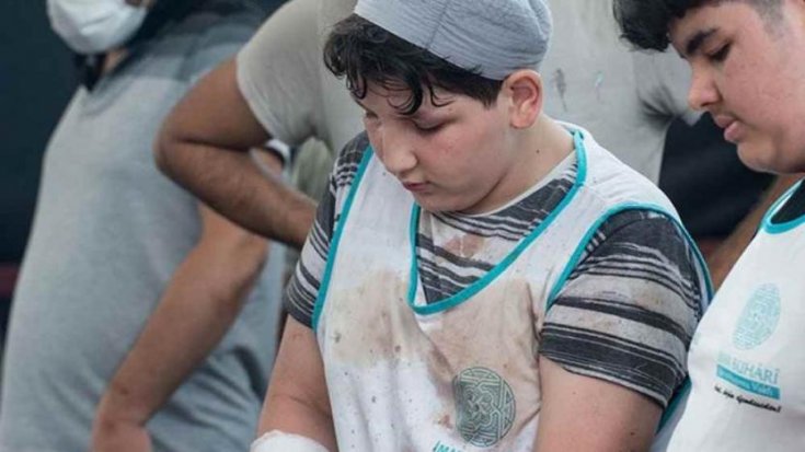 Dinci vakıf çocuklara kurban eti kestirdi Dinci vakıf çocuklara kurban eti kestirdi
