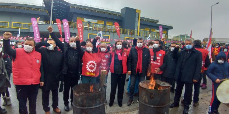 DİSK, kuruluşunun 54. yılını grevdeki işçilerle kutluyor