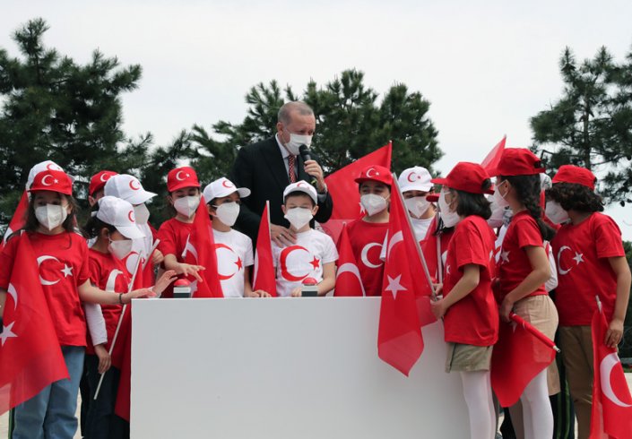Erdoğan 23 Nisan programında; çocuklarla Çamlıca Tepesi'nde Türkiye'nin en uzun bayrak direğinin bayrak çekme törenine katıldı ve akşam birlikte iftar açtı