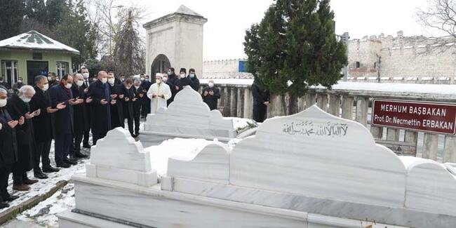Erdoğan, Erbakan'ın mezarını ziyaret etti