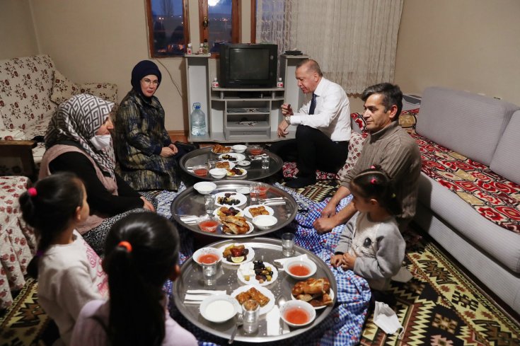 Erdoğan kendi koyduğu 'toplu iftar' yasağına yine uymadı Erdoğan kendi koyduğu 'toplu iftar' yasağına yine uymadı