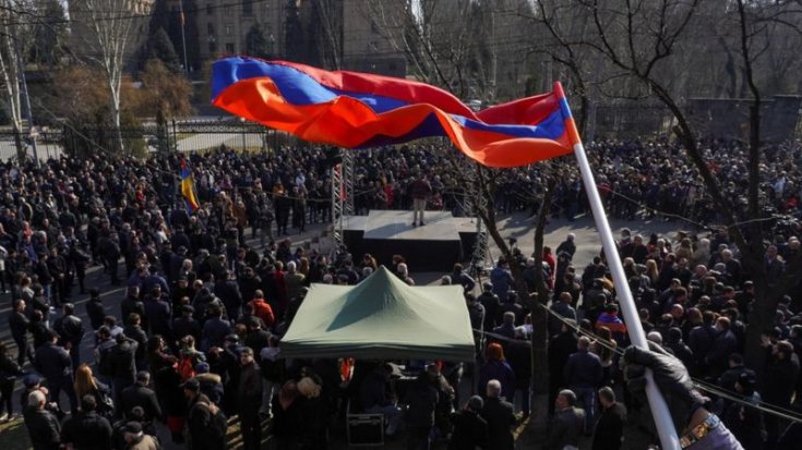 Ermenistan Cumhurbaşkanı Sarkisyan, Paşinyan'a istifa çağrısı yapan Genelkurmay Başkanı'nı görevden almayı reddetti