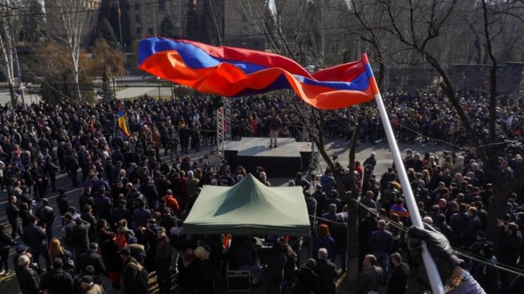Ermenistan Cumhurbaşkanı Sarkisyan, Paşinyan'a istifa çağrısı yapan Genelkurmay Başkanı'nı görevden almayı reddetti Ermenistan Cumhurbaşkanı Sarkisyan, Paşinyan'a istifa çağrısı yapan Genelkurmay Başkanı'nı görevden almayı reddetti