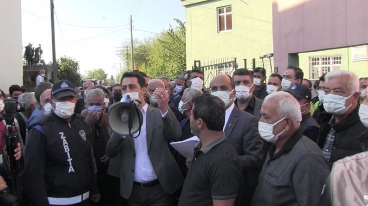 Erzin Belediye Başkanı Elmasoğlu'dan ÇED bilgilendirme toplantısına tepki: Küçük sokakta yapılarak oldu bittiye getirilemez Erzin Belediye Başkanı Elmasoğlu'dan ÇED bilgilendirme toplantısına tepki: Küçük sokakta yapılarak oldu bittiye getirilemez