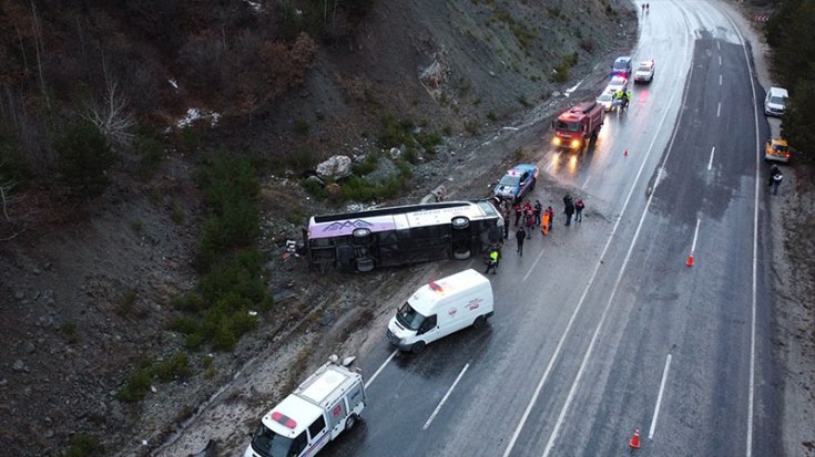 Erzincan'da yolcu otobüsü devrildi: 22 yaralı var