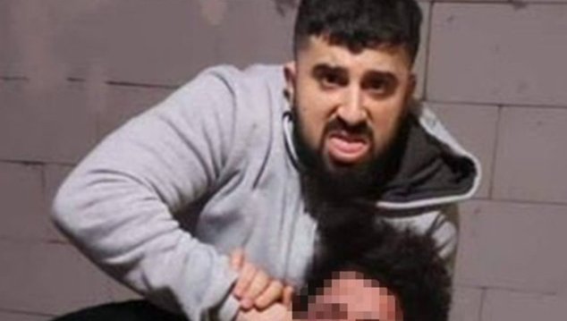 Fırat Kaya isimli şahıs, işitme engelli gence işkence edip görüntülerini sosyal medyada paylaştı Fırat Kaya isimli şahıs, işitme engelli gence işkence edip görüntülerini sosyal medyada paylaştı