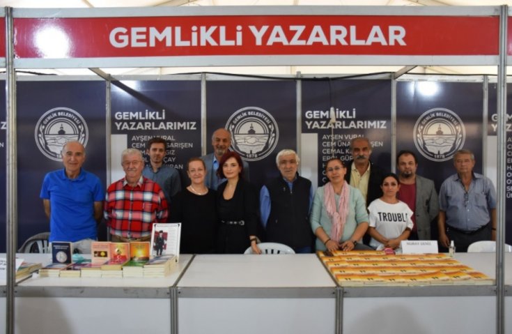 Gemlikli yazarlar okurlarıyla buluştu Gemlikli yazarlar okurlarıyla buluştu
