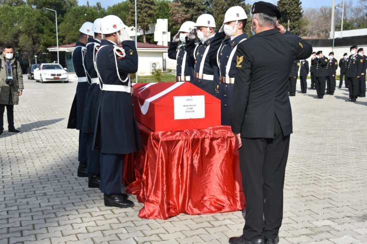 Gökçeada açıklarında  cansız bedenine ulaşılan İlçe Jandarma Komutanı için tören düzenlendi