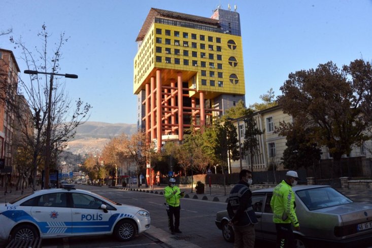 Google'a 'Dünyanın en saçma binası' yazınca ilk sıralarda çıkan Maraş'taki İl Özel İdare binası yıkılacak Google'a 'Dünyanın en saçma binası' yazınca ilk sıralarda çıkan Maraş'taki İl Özel İdare binası yıkılacak