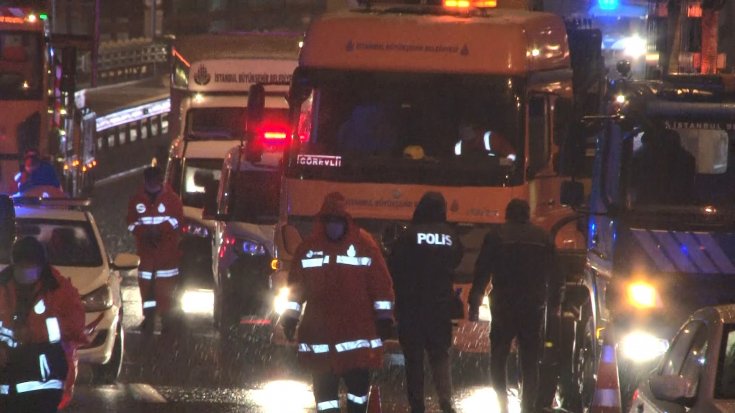 Haliç Köprüsü'ndeki trafik kazasında 2 kişi yaşamını yitirdi Haliç Köprüsü'ndeki trafik kazasında 2 kişi yaşamını yitirdi