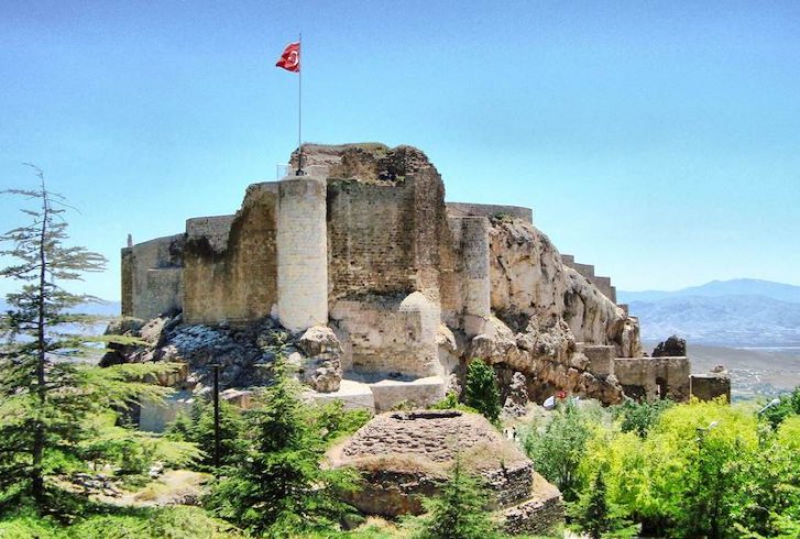 Harput Kalesi’nde Urartuların açık hava tapınak alanı bulundu Harput Kalesi’nde Urartuların açık hava tapınak alanı bulundu