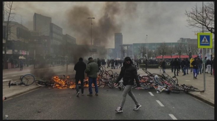 Hollanda'da aşırı sağcıların başını çektiği sokağa çıkma yasağı protestoları sonrası 15 kentte acil durum ilan edildi Hollanda'da aşırı sağcıların başını çektiği sokağa çıkma yasağı protestoları sonrası 15 kentte acil durum ilan edildi