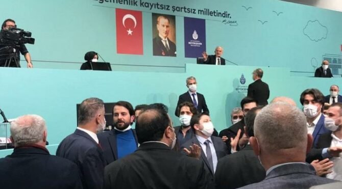 İBB Meclisi'nde gerginlik: CHP’li üyeler oturumu terk etti