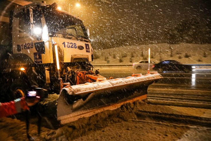 İBB, sabah bastıran karda yolları açık tutmak için yoğun çalıştı