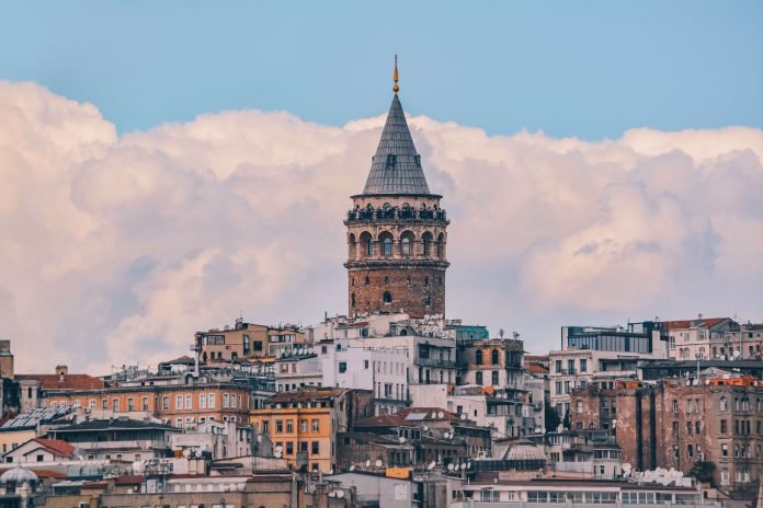 İBB'den alınıp bakanlığa bağlanan Galata Kulesi'nin giriş ücreti 30 TL'den 100 TL'ye yükseltildi