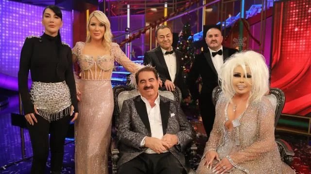 'İbo Show'da Seda Sayan Ahmet Kaya şarkısı söylemek için izin istiyor, Serdar Ortaç şarkıya eşlik ediyor. Ah balık hafızalı ülkem benim'