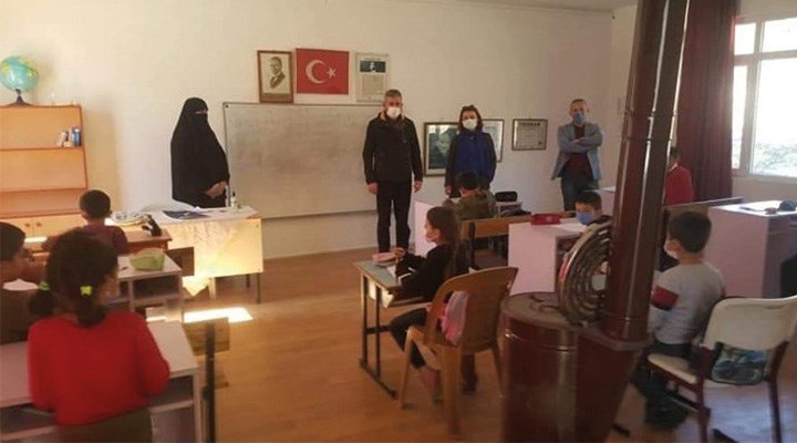 İmamın eşi çarşafla derse giriyor İmamın eşi çarşafla derse giriyor