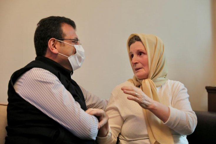 İmamoğlu, seçim kampanyası sırasında otobüsünü 4 kilometre boyunca takip eden Müzeyyen Şahbaz'ı ziyaret etti İmamoğlu, seçim kampanyası sırasında otobüsünü 4 kilometre boyunca takip eden Müzeyyen Şahbaz'ı ziyaret etti