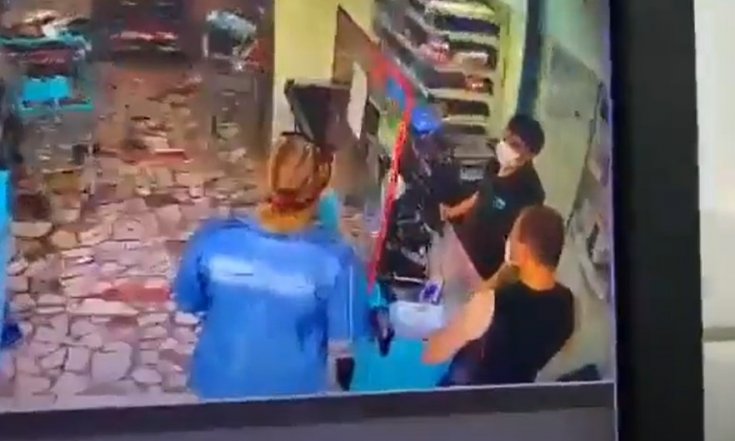 İndirimli ürünleri sayarken 'ped' var diyen kasiyer, müşteri tarafından darp edildi İndirimli ürünleri sayarken 'ped' var diyen kasiyer, müşteri tarafından darp edildi