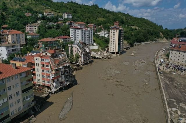 ''İnsanlarımızın cesetleri sahilde, kütüklerin arasında duruyor; eşimiz, dostumuz herkes gitti, kimse 'sel baskını' diyerek örtbas edemez''