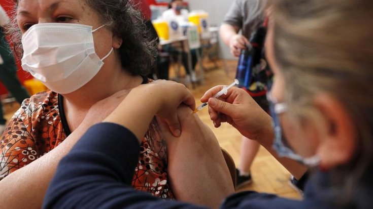 İsrail, 4. doz aşı seçeneğini araştırma sonuçları gelene kadar askıya aldı