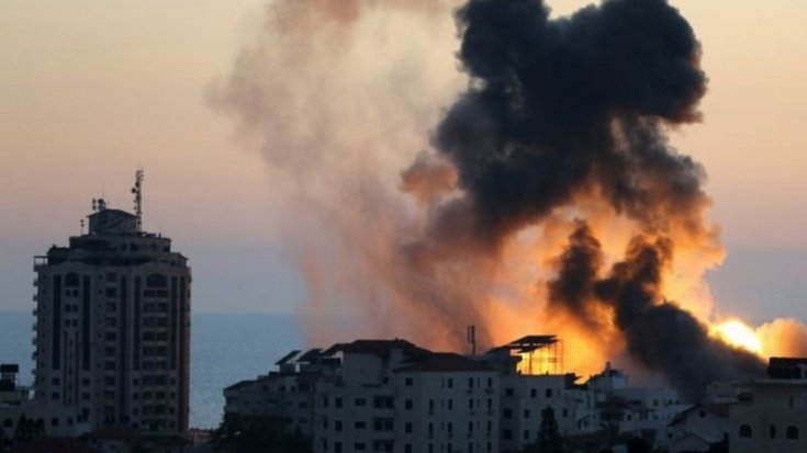 İsrail'in saldırısı sonucu Gazze'de basın kuruluşlarının ofisleri olan bir bina yıkıldı