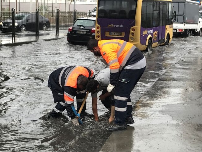 İstaanbul'da 18 noktada su baskınları yaşandı