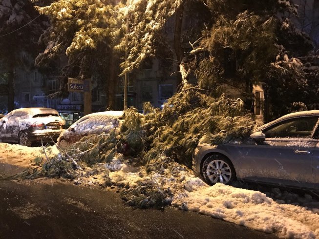 İstanbul'da kar kalınlığı 30 cm'e ulaştı: 218 ağaç ve direk devrildi, 7 çatı çöktü, 106 araç hasar gördü